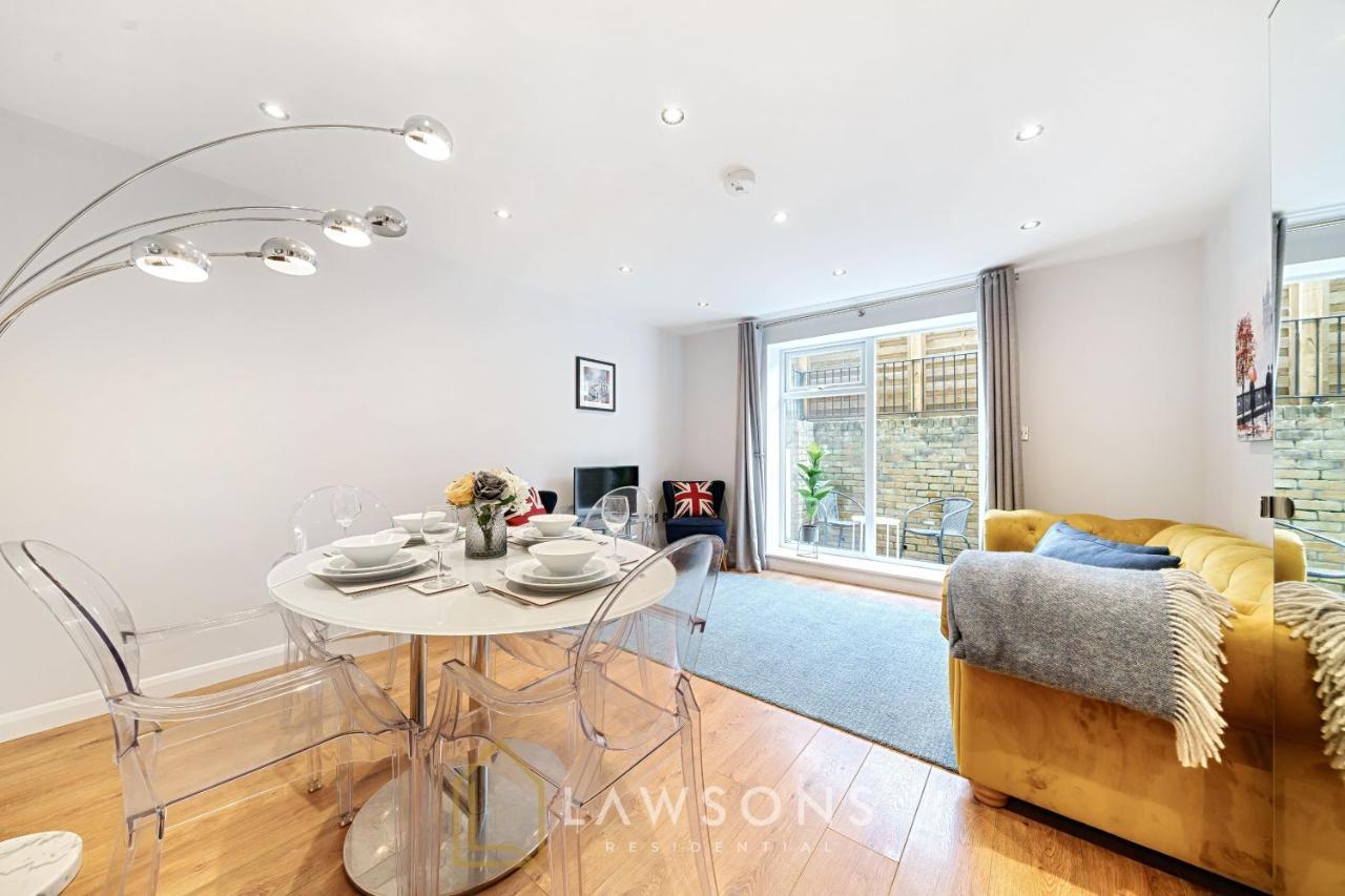 Stylish Living By Lawsons - 3 En Suites Windsor Exterior photo