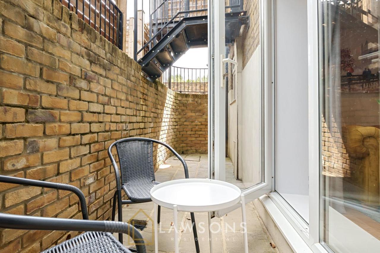 Stylish Living By Lawsons - 3 En Suites Windsor Exterior photo